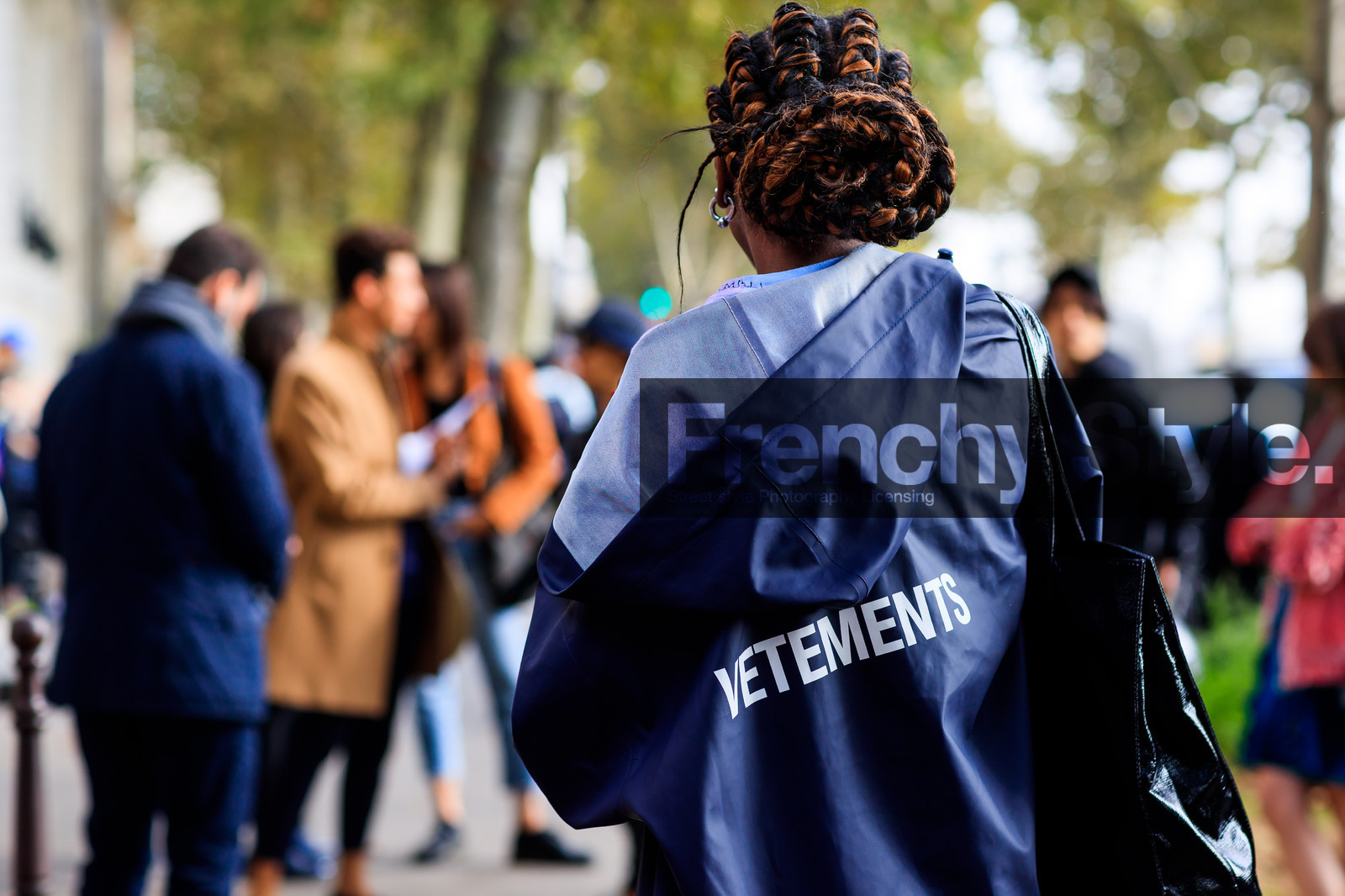 atmosphere details, black bag, blue coat, courrèges, detail, fashion week, frenchystyle, FW, horizontal, jonathan paciullo, leather bag, PARIS, PFW, raincoat, SPRING SUMMER 2018, SS 18, street style, vinyl, vêtements