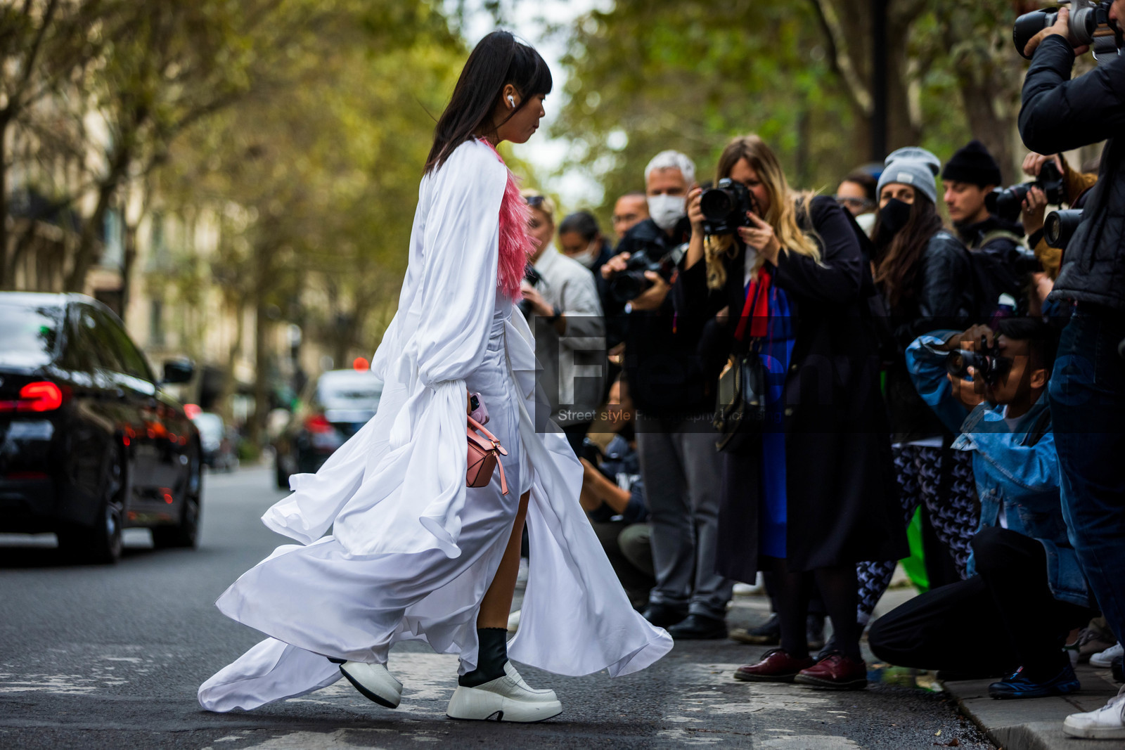 dress, fluid dress, fringes, fringes top, oversize sleeves, pink top, Susie Lau, white dress, street style, jonathan paciullo, FW, frenchystyle, fashion week, PFW, PARIS, SPRING SUMMER 2022, SS 22, horizontal, atmosphere details, full length