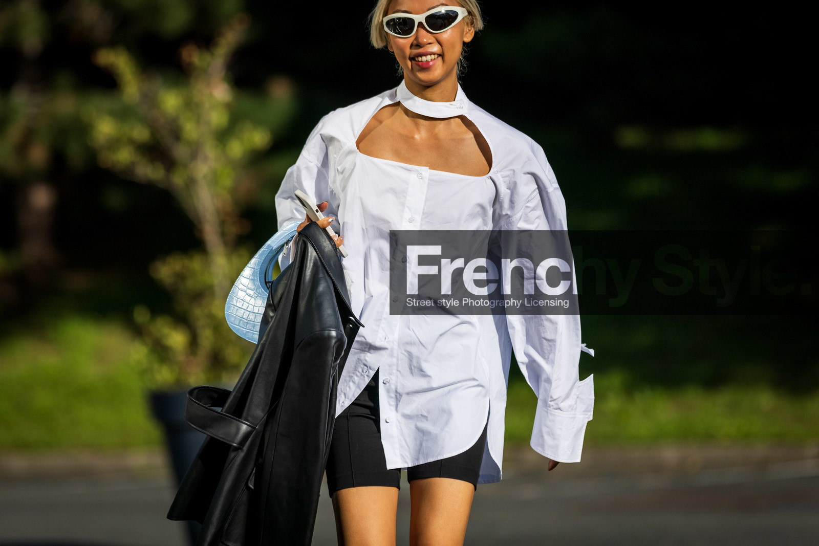 bag, biker short, black short, blue bag, coperni bag, croco bag, cut out shirt, leather bag, shirt, sunglasses, Vanessa Hong, white shirt, white sunglasses, street style, jonathan paciullo, FW, frenchystyle, fashion week, PFW, PARIS, SPRING SUMMER 2022, SS 22, horizontal, atmosphere details