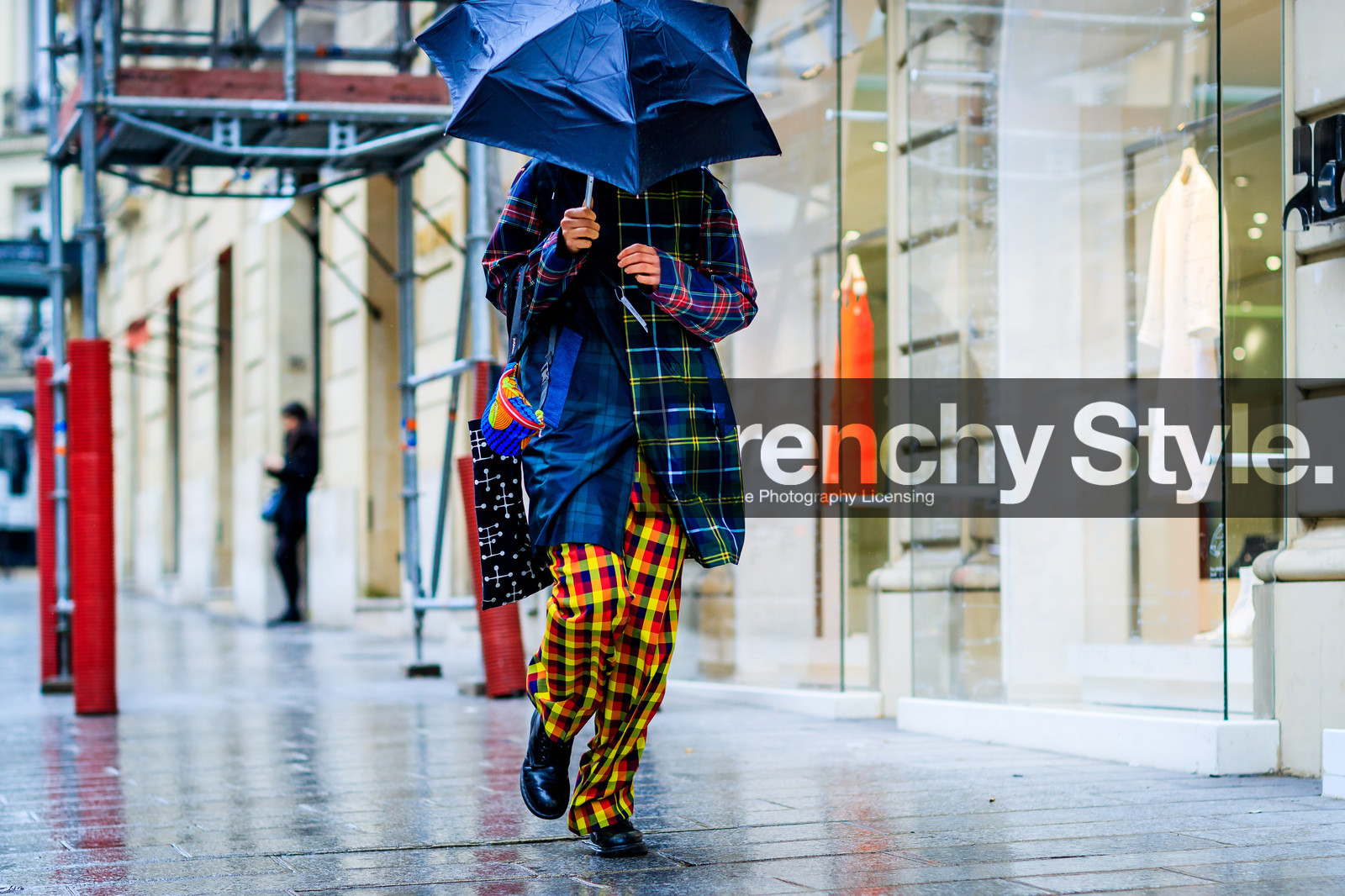 atmosphere details, AUTUMN WINTER 2017-2018, AW 17-18, black bag, black shoes, blue jacket, checked jacket, checked pants, detail, FALL WINTER 2017-2018, fashion week, frenchystyle, FW, FW 17-18, graphic jacket, graphic pants, graphic shirt, green jacket, horizontal, jonathan paciullo, leather shoes, multicolor bag, PARIS, PFW, plaid, printed bag, printed jacket, printed pants, street style, tartan, tote bag, trousers, umbrella, yellow pants