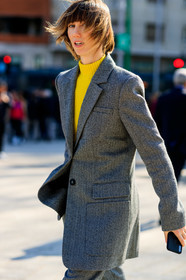 anya ziourova, blazer, grey jacket, grey pants, grey suit, trousers, yellow sweater, MILAN, MFW, fashion week, frenchystyle, FW, jonathan paciullo, street style, AUTUMN WINTER 2019-2020, AW 19-20, FALL WINTER 2019-2020, FW 19-20, vertical, atmosphere details, detail