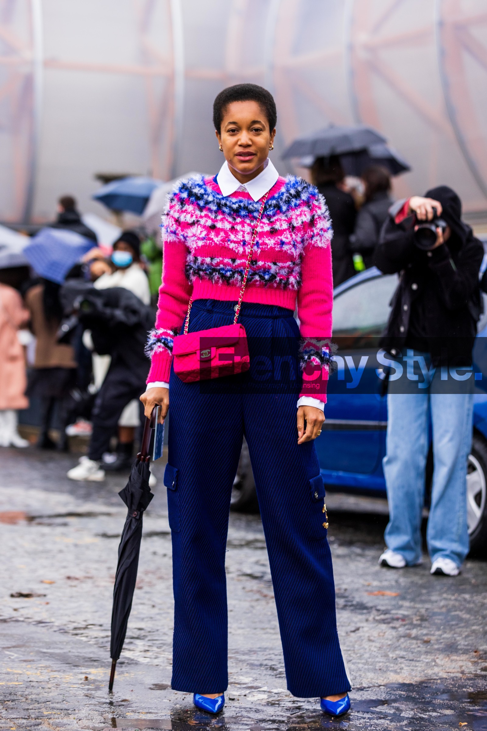 bag, blue heels, blue pants, chanel, color, flare pants, fluo pink bag, heels, knitwear, pants, pink bag, pink knitwear, quilted bag, shirt, short hair, Tamu McPherson, fashion week, frenchystyle, FW, jonathan paciullo, street style, PFW, PARIS, SPRING SUMMER 2022, SS 22, vertical, full length