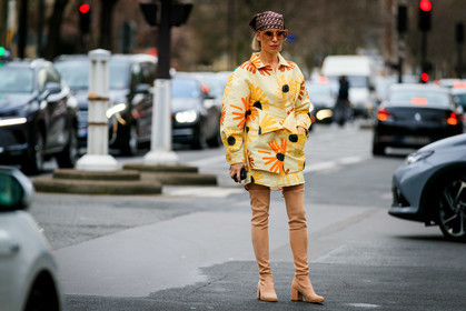 yellow jacket, floral printed jacket, jacket dress, yellow dress, floral printed dress, long sleeves dress, mini dress, hair scarf, burgundy scarf, monogrammed scarf, dior scarf, light beige suede boots, tight boots, high boots, scale sunglasses, big sunglasses, square shape glasses, fashion week, frenchystyle, FW, jonathan paciullo, street style, PFW, PARIS, horizontal, atmosphere details, full length
