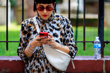 bracelet, earrings, fanny pack, graphic dress, iphone, leather bag, printed dress, rings, sunglasses, tattoos, white bag, fashion week, frenchystyle, FW, jonathan paciullo, street style, NYFW, NEW YORK, SPRING SUMMER 2019, SS 19, atmosphere details, horizontal, detail