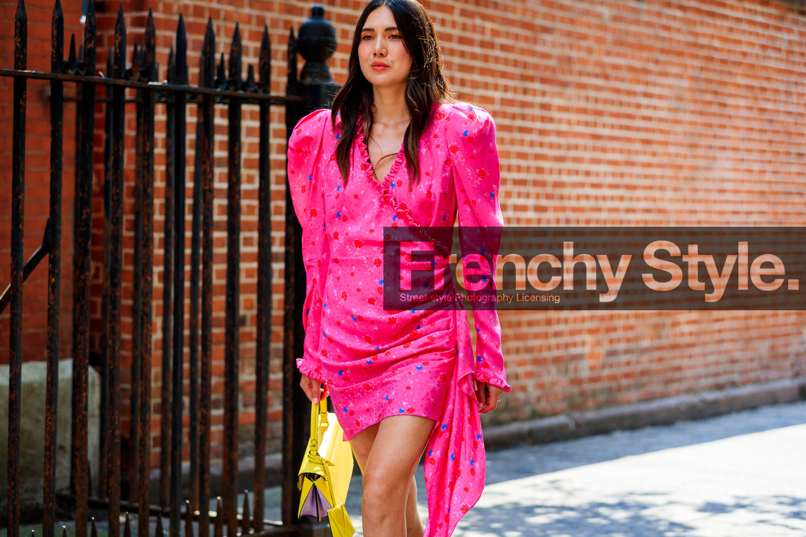 graphic dress, leather bag, pink dress, printed dress, yellow bag, fashion week, frenchystyle, FW, jonathan paciullo, street style, NYFW, NEW YORK, SPRING SUMMER 2019, SS 19, atmosphere details, horizontal, detail