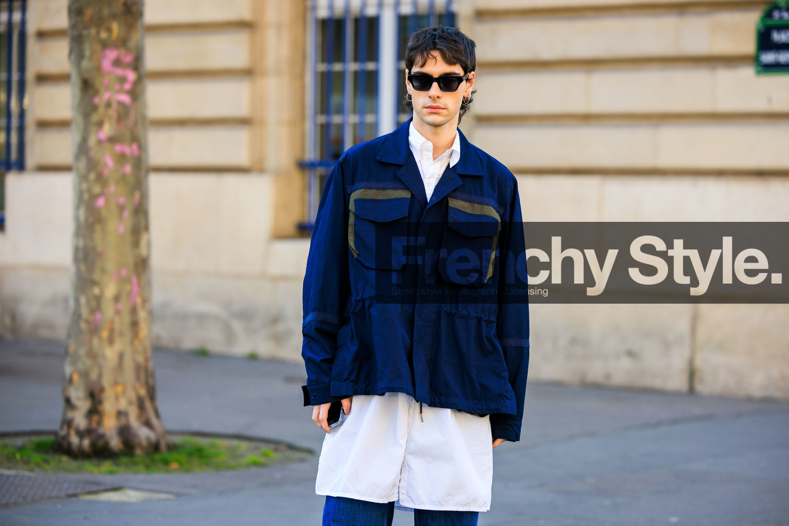 cargo jacket, black sunglasses, naby blue jacket, white shirt, long shirt, flared jeans, close up, jonathan hayden, street style, jonathan paciullo, FW, frenchystyle, fashion week, AUTUMN WINTER 2022-2023, FALL WINTER 2022_2023, FW 22-23, horizontal, PFW, PARIS, atmosphere details, detail