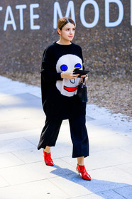 black bag, black pants, black sweater, graphic sweater, high heels, leather bag, leather shoes, printed sweater, red shoes, trousers, fashion week, frenchystyle, FW, jonathan paciullo, street style, LFW, LONDON, SPRING SUMMER 2019, SS 19, vertical, full length