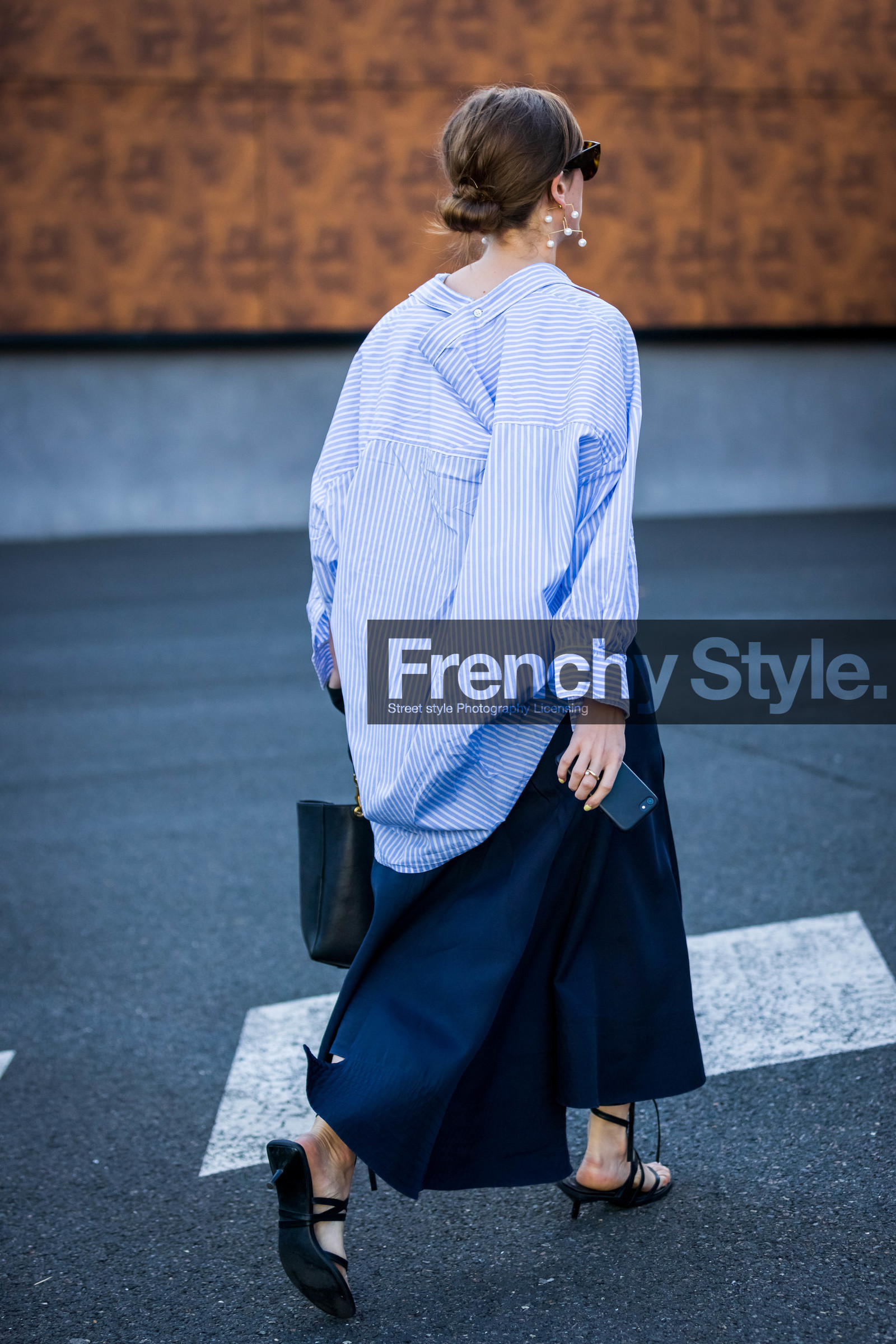 back, back detail, bag, black bag, black sandals, blue shirt, earrings, hairstyle, leather sandals, long skirt, navy skirt, pearls earrings, print, sandals, shirt, skirt, striped shirt, stripes, street style, jonathan paciullo, FW, frenchystyle, fashion week, PFW, PARIS, SPRING SUMMER 2022, SS 22, vertical, atmosphere details