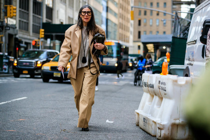 Véronique Tristram, beige jacket, beige pants, beige suits, black glasses, big glasses, aviator glasses, light grey pullover, oversize jacket, striped jacket, kaki leather bag, black necklace, leather necklace, long necklace, fashion week, frenchystyle, FW, jonathan paciullo, street style, NYFW, NEW YORK, AUTUMN WINTER 2020-2021, FALL WINTER 2020-2021, FW 20-21, horizontal, atmosphere details, full length