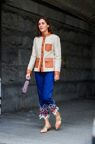 beige jacket, blue denim, brown shoes, checked bag, denim pants, embroidered jeans, embroideries, gingham, graphic bag, graphic jacket, graphic pants, jeans, leather bag, leather shoes, multicolor bag, pearls, printed bag, printed jacket, printed pants, trousers, street style, jonathan paciullo, FW, frenchystyle, fashion week, NYFW, NEW YORK, AUTUMN WINTER 2018-2019, AW 18-19, FALL WINTER 2018-2019, FW 18-19, vertical, full length, gala gonzalez