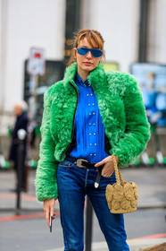 black belt, blue denim, blue shirt, denim pants, ece sukan, fur jacket, green fur, green jacket, jeans, leather bag, leather belt, straw bag, sunglasses, trousers, PARIS, PFW, street style, jonathan paciullo, FW, frenchystyle, fashion week, AUTUMN WINTER 2019-2020, AW 19-20, FALL WINTER 2019-2020, FW 19-20, vertical, atmosphere details, detail