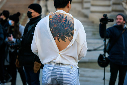 back details, tatto, open back shirt, white shirt, buttoned shirt, blue torusers, striped torusers, fashion week, frenchystyle, FW, jonathan paciullo, street style, PARIS, PFW, SPRING SUMMER 2022, SS 22, atmosphere details, detail, horizontal