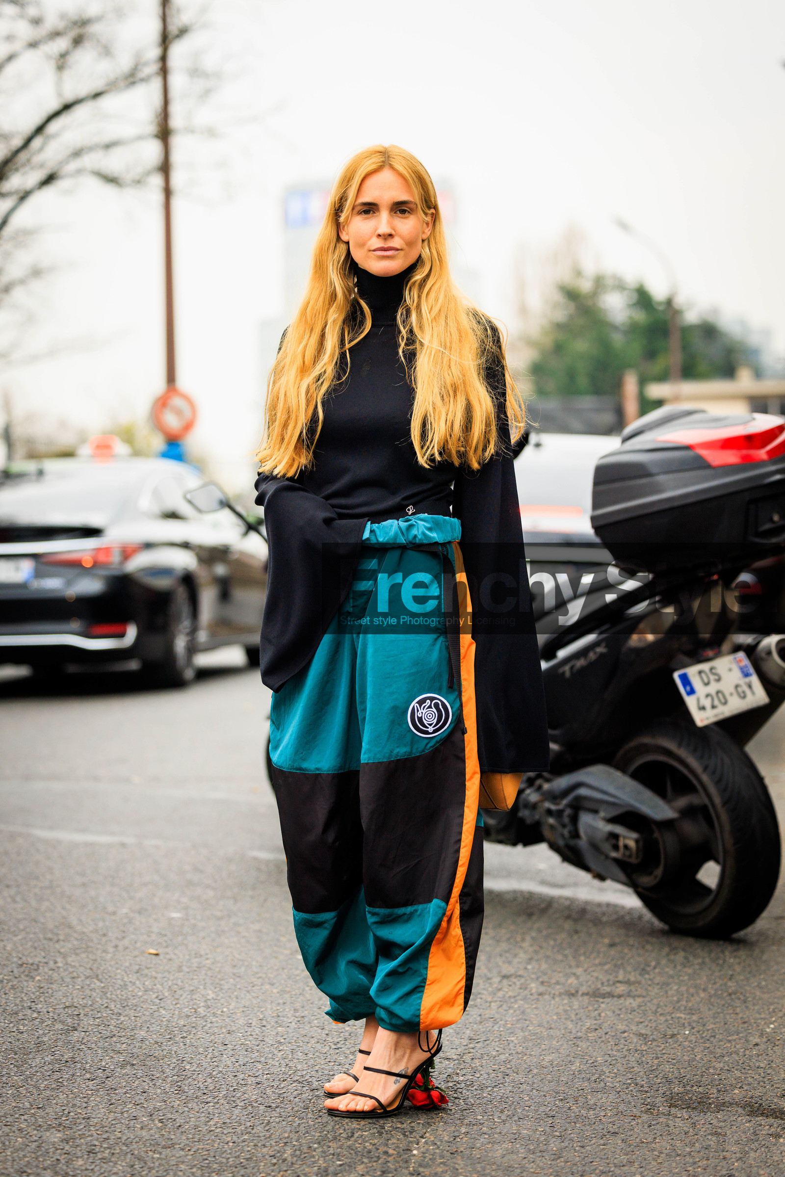 long hair, black top, turtle neck, loewe bag, brown baf, sport pants, blue trousers, loewe heels, black sandals, blanca miro scrimieri, street style, jonathan paciullo, FW, frenchystyle, fashion week, AUTUMN WINTER 2022-2023, FALL WINTER 2022_2023, FW 22-23, PFW, PARIS, full length, vertical