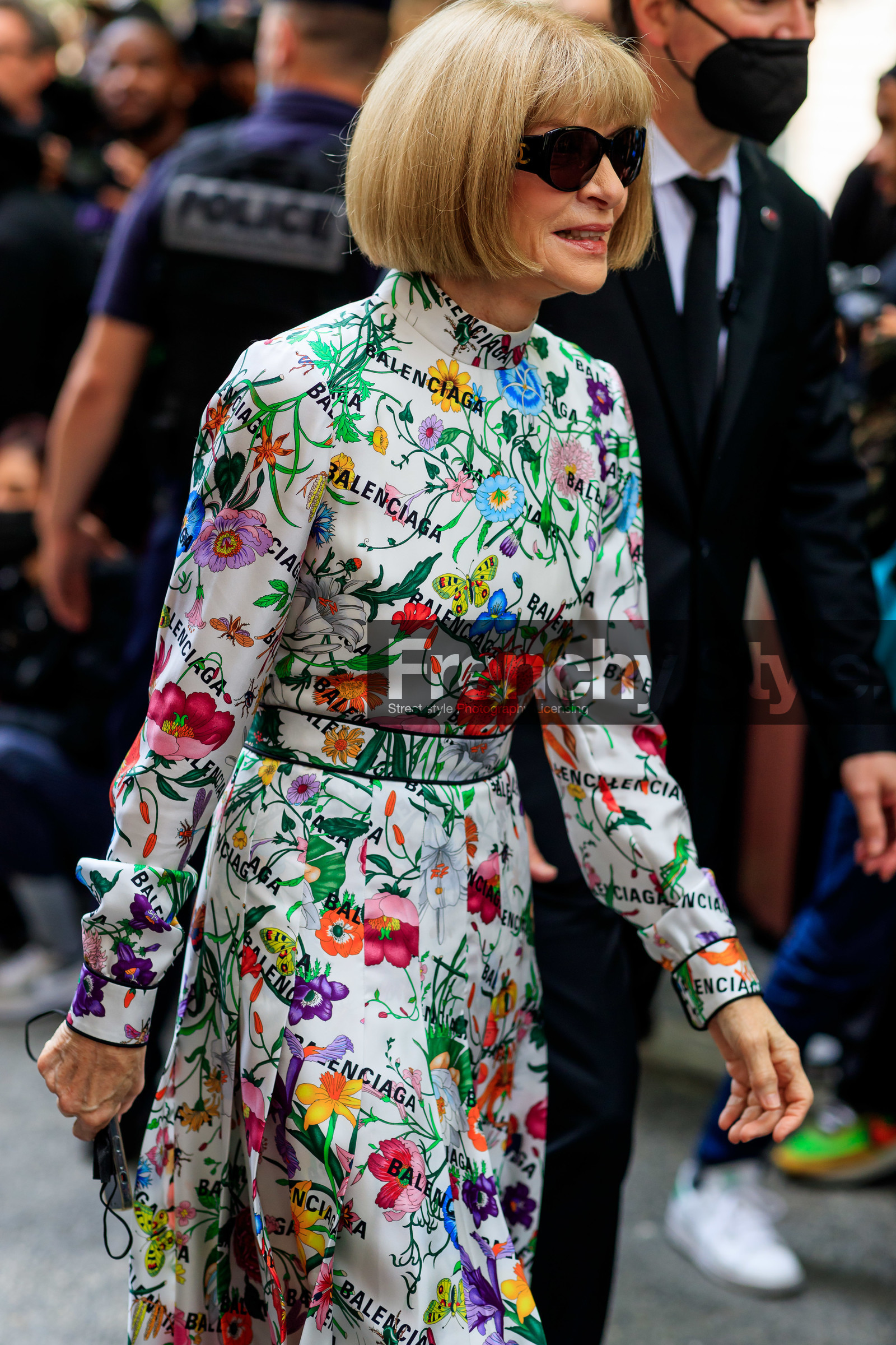 floral printed dress, white dress, multicolor dress, long sleeves dress, pleated dress, high collar dress, chanel sunglasses, black sunglasses, balenciaga dress, logo printed dress, logo all over, anna wintour, fashion week, frenchystyle, FW, jonathan paciullo, street style, PFW, PARIS, AUTUMN WINTER 2021-2022, FALL WINTER 2021-2022, FW 21-22, vertical, atmosphere details, detail