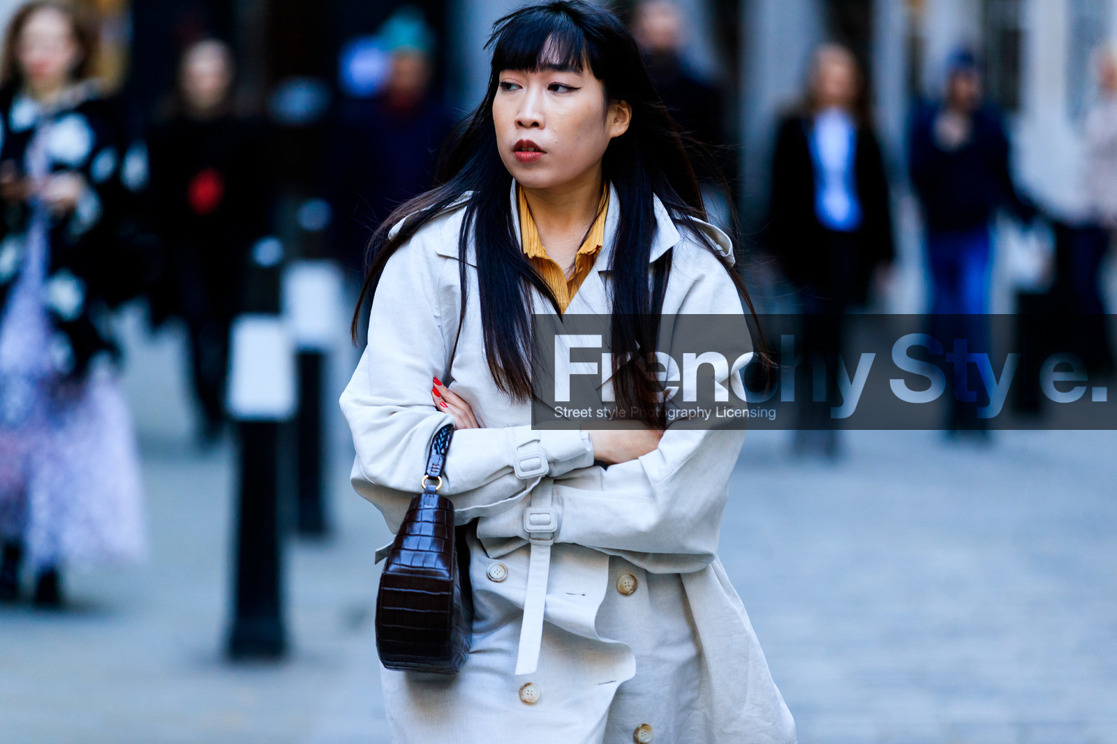 beige coat, black bag, brown bag, leather bag, trench coat, fashion week, frenchystyle, FW, jonathan paciullo, street style, LFW, LONDON, AUTUMN WINTER 2019-2020, AW 19-20, FW 19-20, FALL WINTER 2019-2020, horizontal, atmosphere details, detail