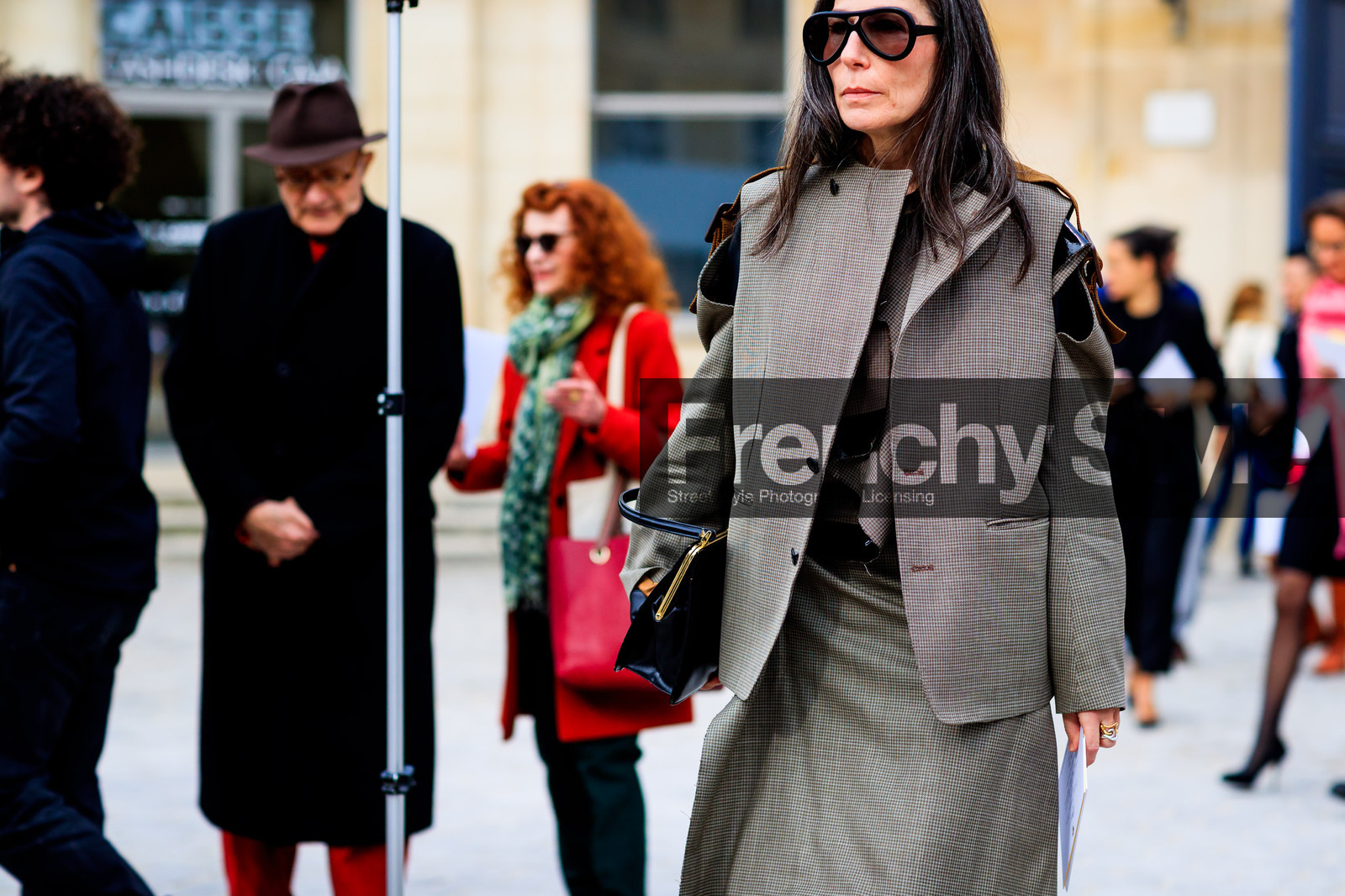 atmosphere details, AUTUMN WINTER 2017-2018, AW 17-18, black bag, detail, FALL WINTER 2017-2018, fashion week, frenchystyle, FW, FW 17-18, graphic jacket, grey jacket, horizontal, jonathan paciullo, leather bag, PARIS, PFW, street style, sunglasses, Véronique Tristram