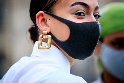 mask detail, close up detail, make up details, jewel close up, earring detail, golden earrings, square shape earrings, dangling earrings, green eyeliner, covid face mask, fashion week, frenchystyle, FW, jonathan paciullo, street style, PFW, PARIS, SPRING SUMMER 2021, SS 21, horizontal, atmosphere details, detail