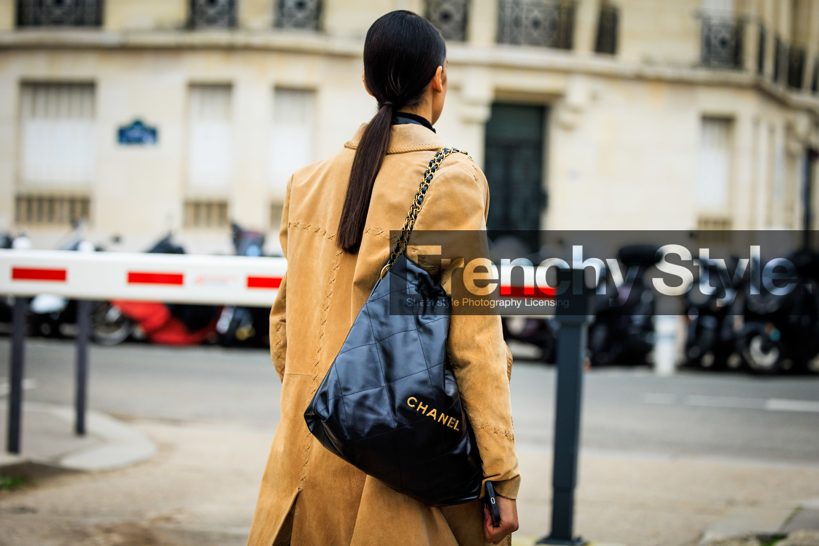 back details, chanel bag, leather bag, chanel, camel trench, tote bag, logo bag, fashion week, frenchystyle, FW, jonathan paciullo, street style, PARIS, PFW, SPRING SUMMER 2022, SS 22, atmosphere details, detail, horizontal, model