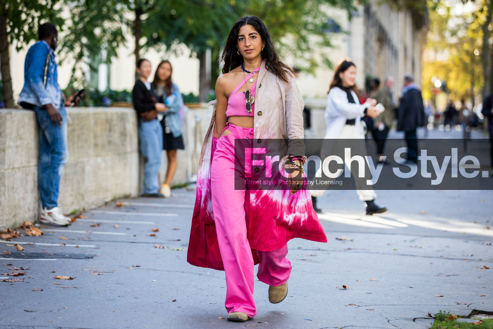 asymetrical top, beige mules, belted pants, birkenstock, bracelet, color, crop top, cut out top, gold necklace, high waist pants, monochrome, mules, necklace, pants, pink crop top, pink monochrome, pink pants, print, printed trench, Selma Kaci, suede mules, tie and dye, trench, fashion week, frenchystyle, FW, jonathan paciullo, street style, PFW, PARIS, SPRING SUMMER 2022, SS 22, horizontal, atmosphere details, full length