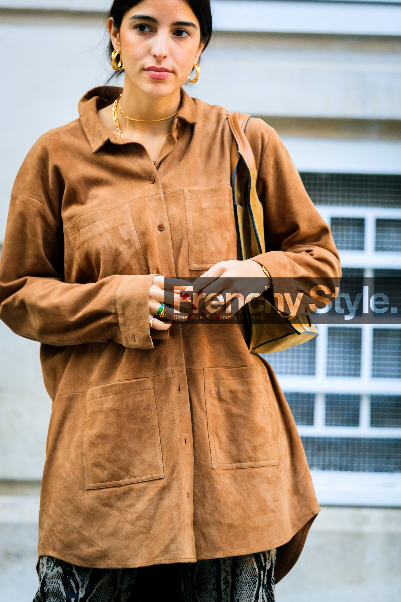 animal print, bettina looney, brown shirt, camel bag, earrings, grey pants, leather bag, necklace, snake print, suede bag, fashion week, frenchystyle, FW, jonathan paciullo, street style, LFW, LONDON, AUTUMN WINTER 2019-2020, AW 19-20, FW 19-20, FALL WINTER 2019-2020, vertical, atmosphere details, detail