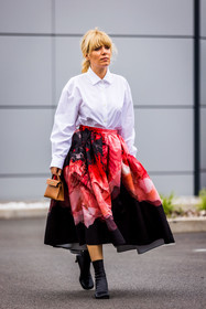 bag, black boots, black skirt, boots, camel bag, hermes bag, kelly bag, oversize skirt, print, printed skirt, red skirt, shirt, skirt, white shirt, PARIS, PFW, fashion week, frenchystyle, FW, jonathan paciullo, street style, SPRING SUMMER 2022, SS 22, vertical, full length