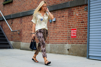 animal print, beige shirt, black bag, black sandals, black shoes, brown pants, graphic pants, lanvin, leather bag, leather shoes, printed pants, trousers, fashion week, frenchystyle, FW, jonathan paciullo, street style, NYFW, NEW YORK, SPRING SUMMER 2019, SS 19, atmosphere details, horizontal, full length