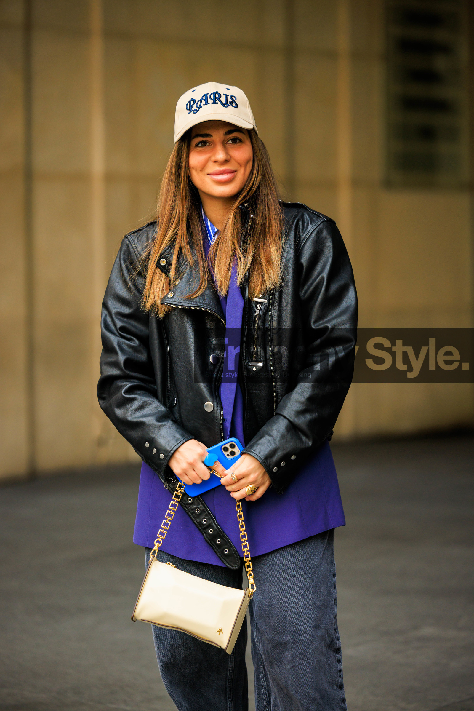 paris cap, printed cap, white cap, leather jacker, biker jacket, purple shirt, oversized shirt, grey jeans, skate look, baggy jeans, chain handbag, fashion week, frenchystyle, FW, jonathan paciullo, street style, AUTUMN WINTER 2022-2023, FALL WINTER 2022_2023, FW 22-23, PFW, PARIS, vertical, detail, beige handbag