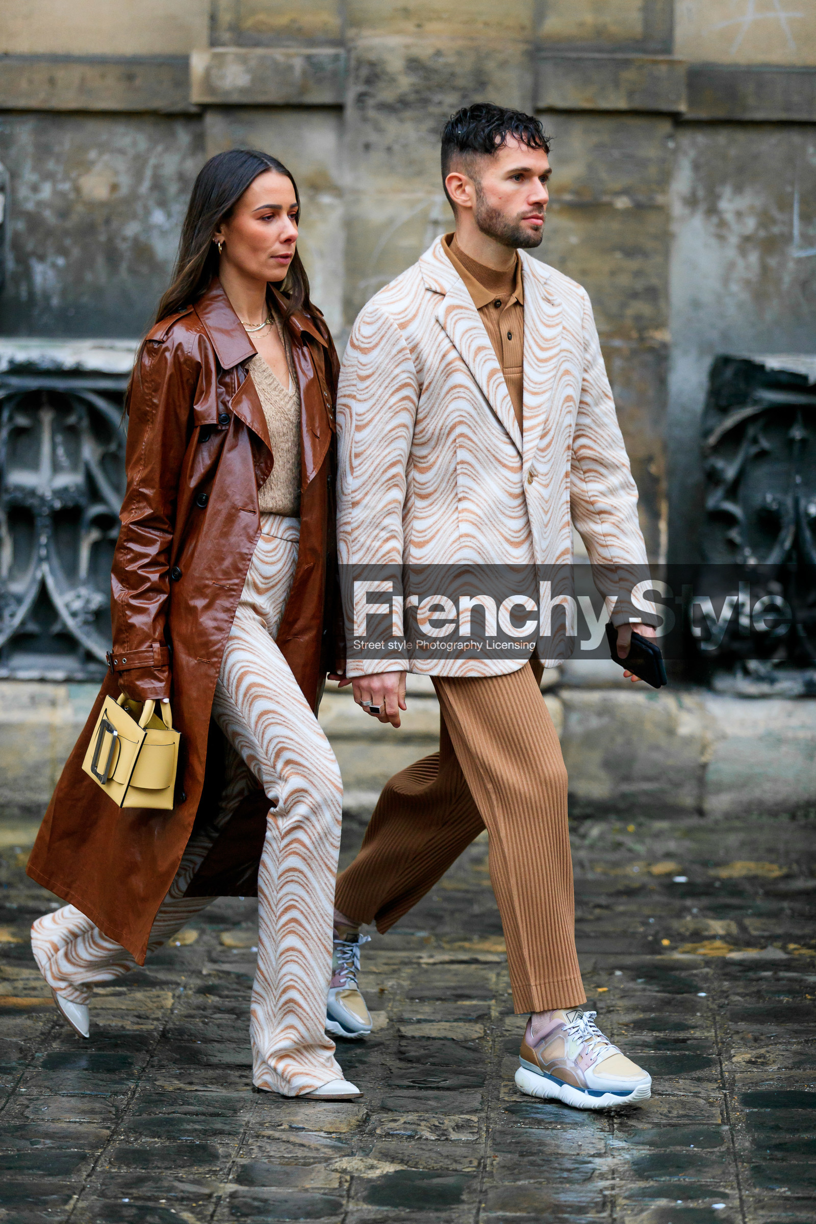 alice & j.s, alice barbier, JS roques, brown leather trench coat, vinyl trenchcoat, polish trench coat, yellow leather bag, hand bag, big buckle bag, boyy bag, beige pullover, beige pants, geometrical printed pants, flare pants, acne studios pants, acne studios jacket, beige jacket, polo collar pullover, knit pants, white sneakers, light beige sneakers, fashion week, frenchystyle, FW, jonathan paciullo, street style, PFW, PARIS, vertical, full length