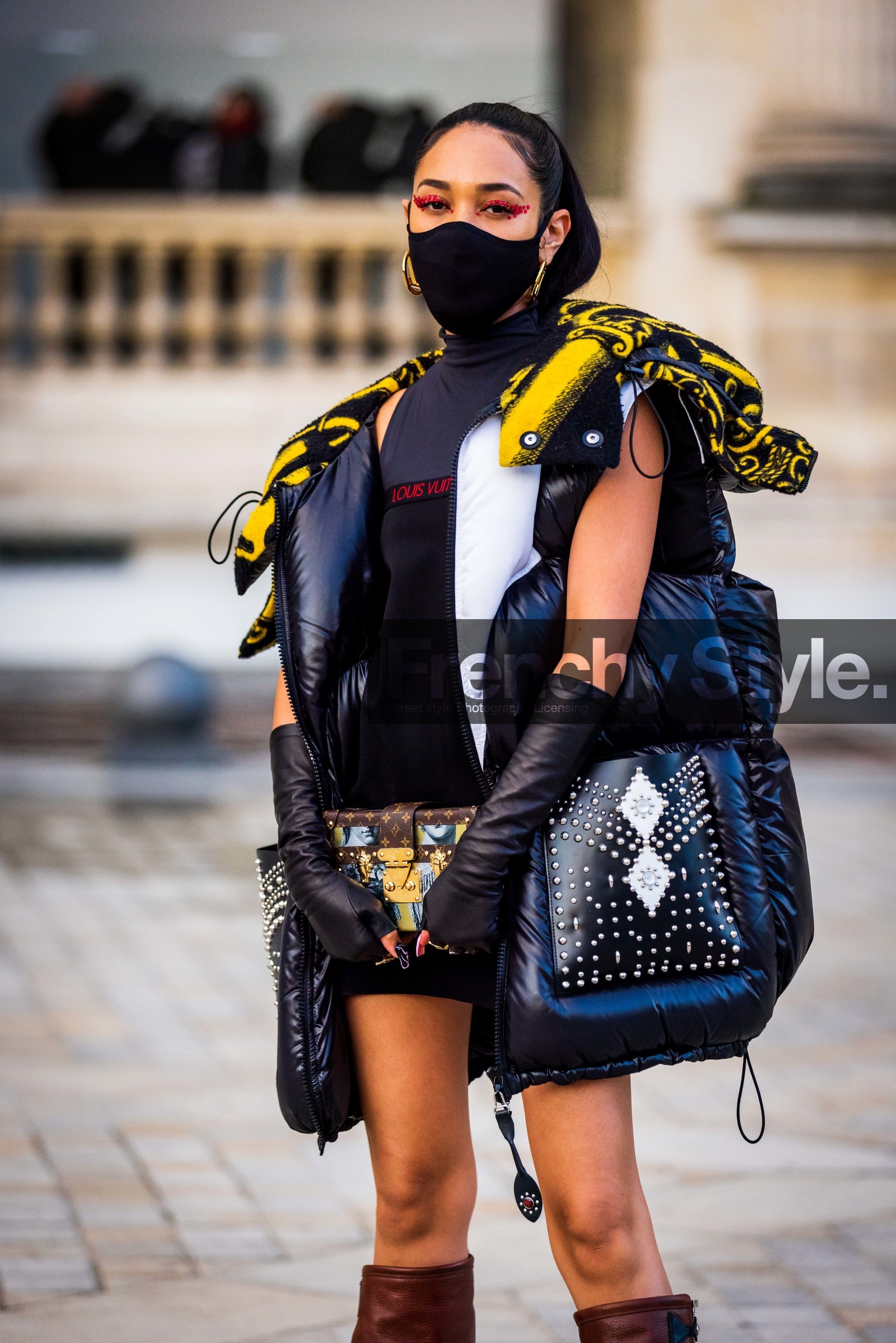 Aleali May, black dress, black gloves, black mitten, black puffer, brown brown, brown clutch, clutch, color, facial mask, gloves, leather mitten, logo print, louis vuitton clutch, louis vuitton look, mitten, oversize coat, pink makeup, print, puffer, sleeveless puffer, studs, fashion week, frenchystyle, FW, jonathan paciullo, street style, PFW, PARIS, SPRING SUMMER 2022, SS 22, vertical, atmosphere details