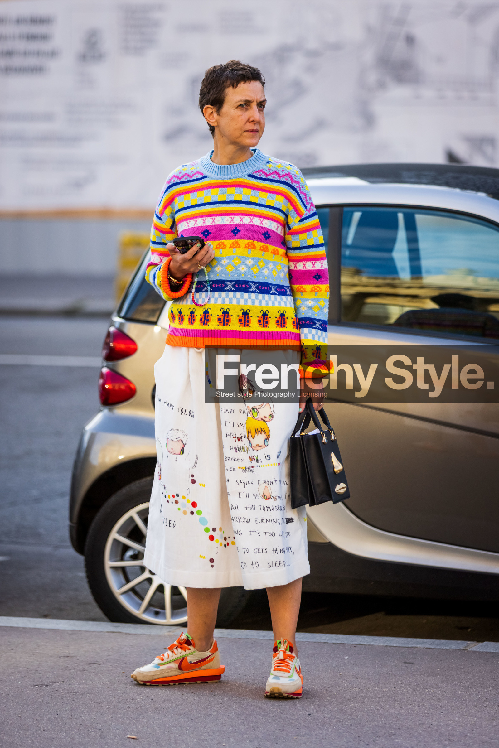 bag, black bag, color, knitwear, leather bag, multicolor, printed knitwear, printed skirt, Sarah Colette, schiaparelli bag, skirt, sneakers, stripes, white skirt, street style, jonathan paciullo, FW, frenchystyle, fashion week, PFW, PARIS, SPRING SUMMER 2022, SS 22, vertical, full length