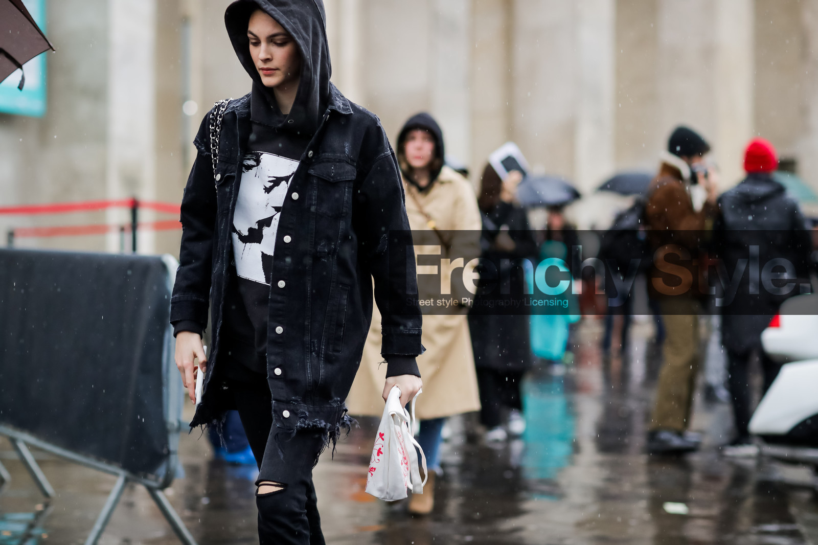 atmosphere details, AUTUMN WINTER 2017-2018, AW 17-18, black denim, black jacket, black sweater, denim jacket, denim pants, detail, FALL WINTER 2017-2018, fashion week, frenchystyle, FW, FW 17-18, hoodie, horizontal, jonathan paciullo, leather bag, model, PARIS, PFW, printed sweater, street style, tone on tone, total look black, trousers, vittoria cerretti