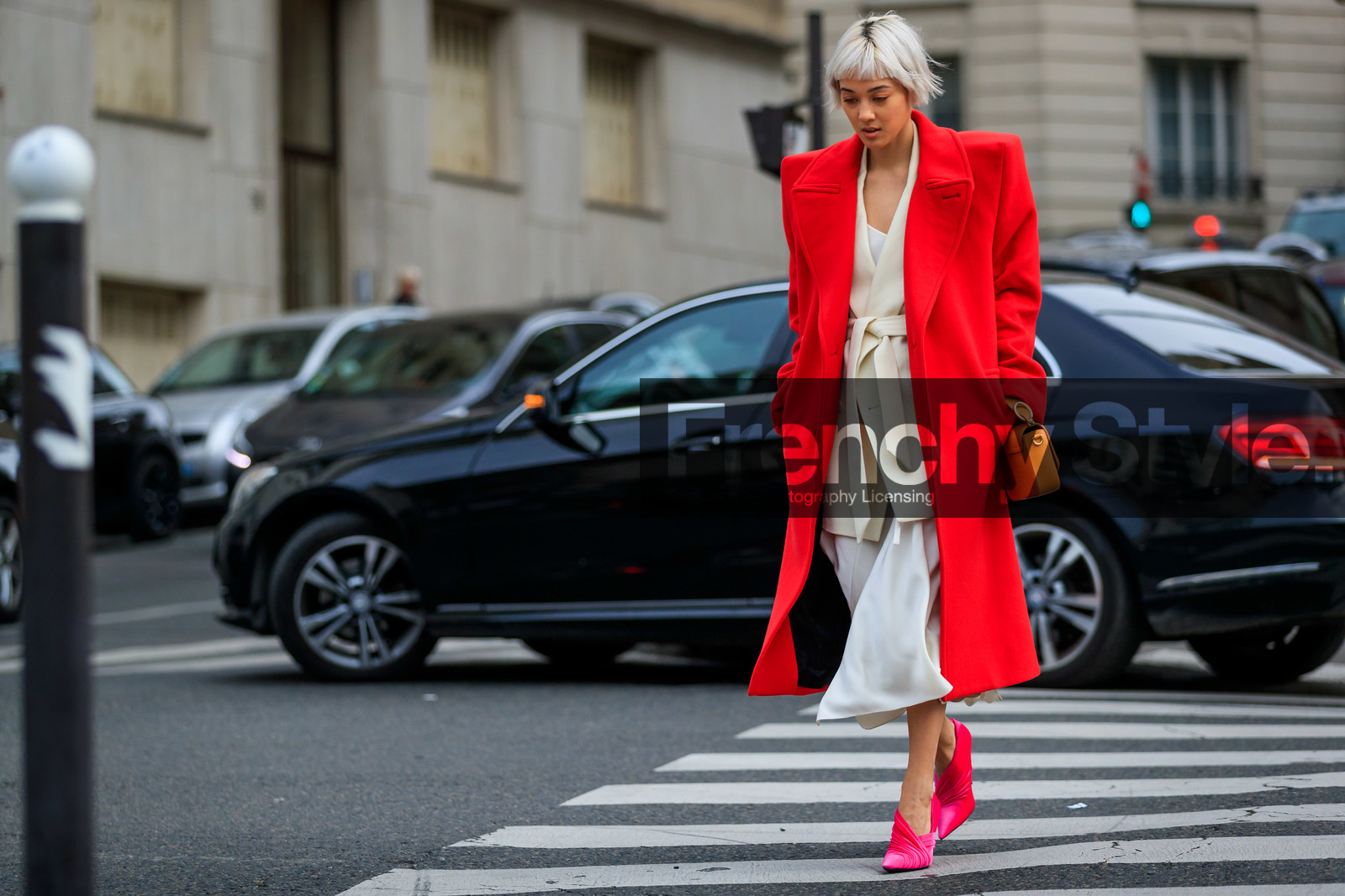 camel bag, chloé, high heels, kim jones, leather bag, leather shoes, pink shoes, red coat, white shirt, white skirt, PARIS, PFW, street style, jonathan paciullo, FW, frenchystyle, fashion week, AUTUMN WINTER 2019-2020, AW 19-20, FALL WINTER 2019-2020, FW 19-20, horizontal, atmosphere details, full length