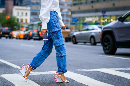 blue denim, Charlotte Groeneveld, denim pants, high heels, iphone, jeans, leather shoes, prada, trousers, white shoes, white top, fashion week, frenchystyle, FW, jonathan paciullo, street style, NYFW, NEW YORK, SPRING SUMMER 2019, SS 19, atmosphere details, horizontal, detail