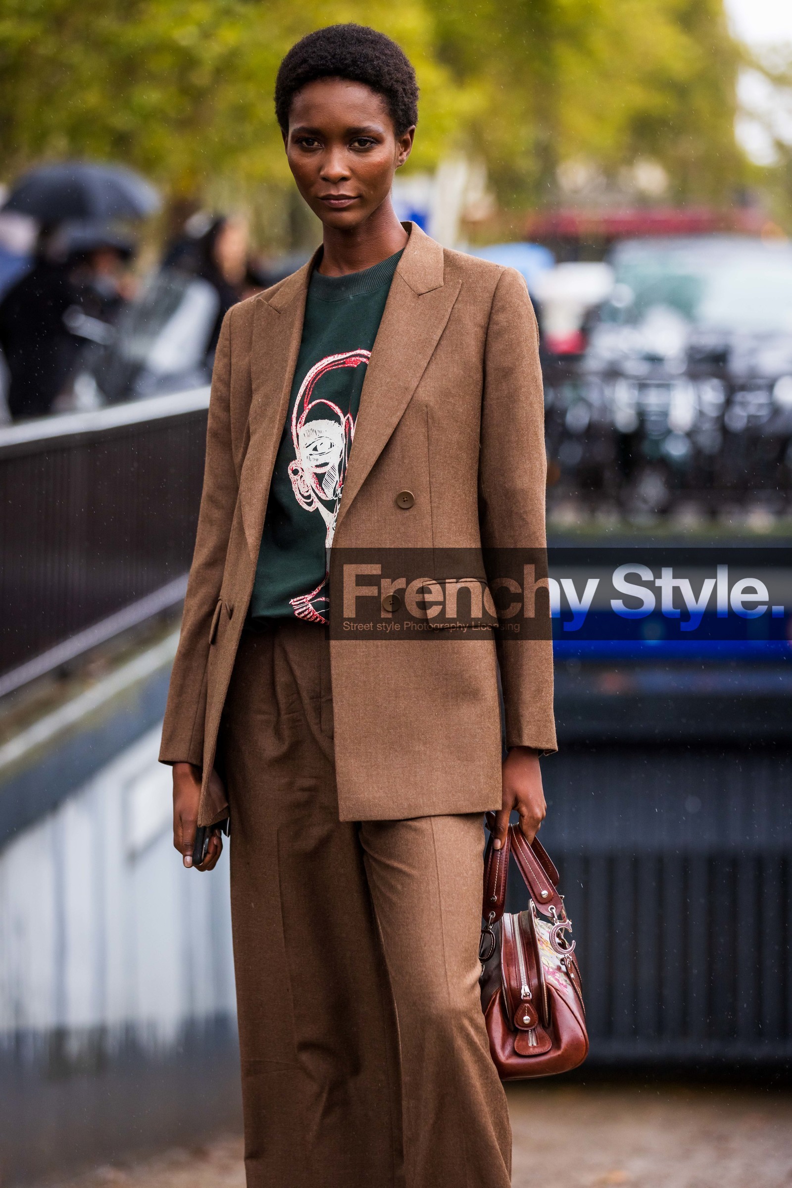 bag, blazer, brown bag, brown blazer, brown pants, brown suits, green t-shirt, leatther bag, Mahany Pery, pants, printed t-shirt, suits, t-shirt, fashion week, frenchystyle, FW, jonathan paciullo, street style, PFW, PARIS, SPRING SUMMER 2022, SS 22, vertical, atmosphere details, model