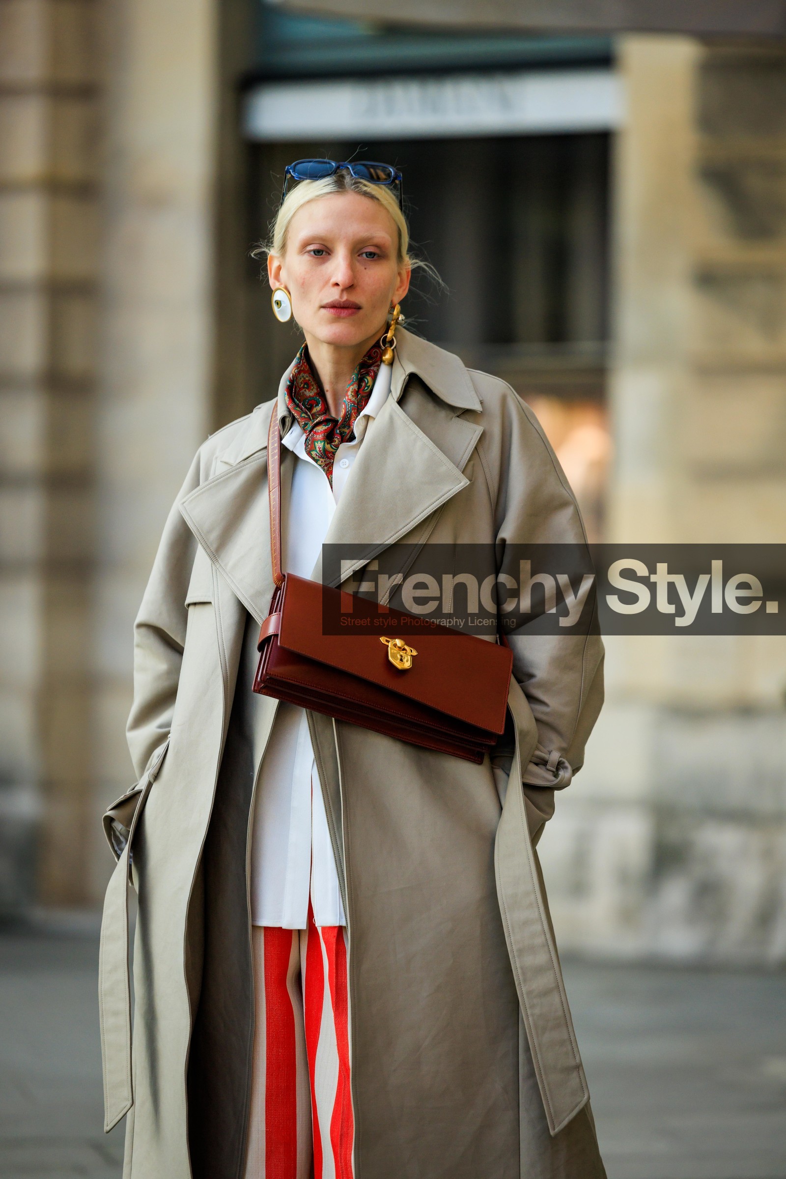 model, beige trench, classic trench, burgungy bag, schiaparelli bag, crossbody handbag, printed scarf, white shirt, striped pants, orange pants, flared pants, platform boots, schiaparelli boots, black sunglasses, white boots, golden earrings, schiaparelli earrings, street style, jonathan paciullo, FW, frenchystyle, fashion week, AUTUMN WINTER 2022-2023, FALL WINTER 2022_2023, FW 22-23, PFW, PARIS, vertical, detail