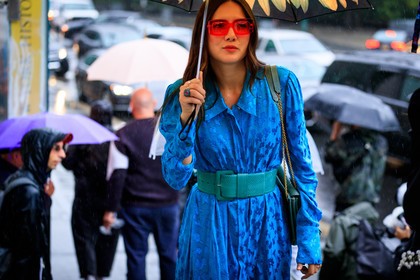 blue dress, graphic dress, green bag, green belt, leather bag, leather belt, printed dress, sunglasses, umbrella, street style, jonathan paciullo, FW, frenchystyle, fashion week, NYFW, NEW YORK, SPRING SUMMER 2019, SS 19, atmosphere details, horizontal, detail