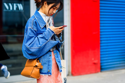 atmosphere details, blue denim, camel bag, denim jacket, detail, fashion week, frenchystyle, FW, horizontal, iphone, jonathan paciullo, leather bag, NEW YORK, NYFW, pink skirt, SPRING SUMMER 2018, SS 18, street style, tote bag