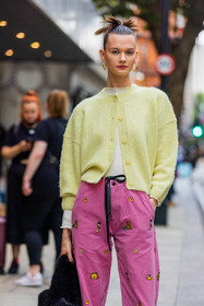 Daniela Kocianova, knits, cardigan, yellow, pink, trousers, pants, high waisted, black, cabas bag, loops, print, fashion week, frenchystyle, FW, jonathan paciullo, street style, SPRING SUMMER 2022, SS 22, LFW, LONDON, vertical, atmosphere details, detail, model