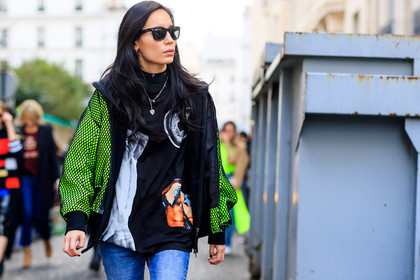 atmosphere details, AUTUMN WINTER 2017-2018, AW 17-18, black t shirt, blue denim, denim pants, detail, FALL WINTER 2017-2018, fashion week, fishnet, frenchystyle, FW, FW 17-18, green jacket, horizontal, jeans, jonathan paciullo, PARIS, PFW, printed t shirt, street style, sunglasses, trousers