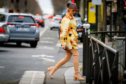 yellow jacket, floral printed jacket, jacket dress, yellow dress, floral printed dress, long sleeves dress, mini dress, hair scarf, burgundy scarf, monogrammed scarf, dior scarf, light beige suede boots, tight boots, high boots, scale sunglasses, big sunglasses, square shape glasses, fashion week, frenchystyle, FW, jonathan paciullo, street style, PFW, PARIS, horizontal, atmosphere details, full length