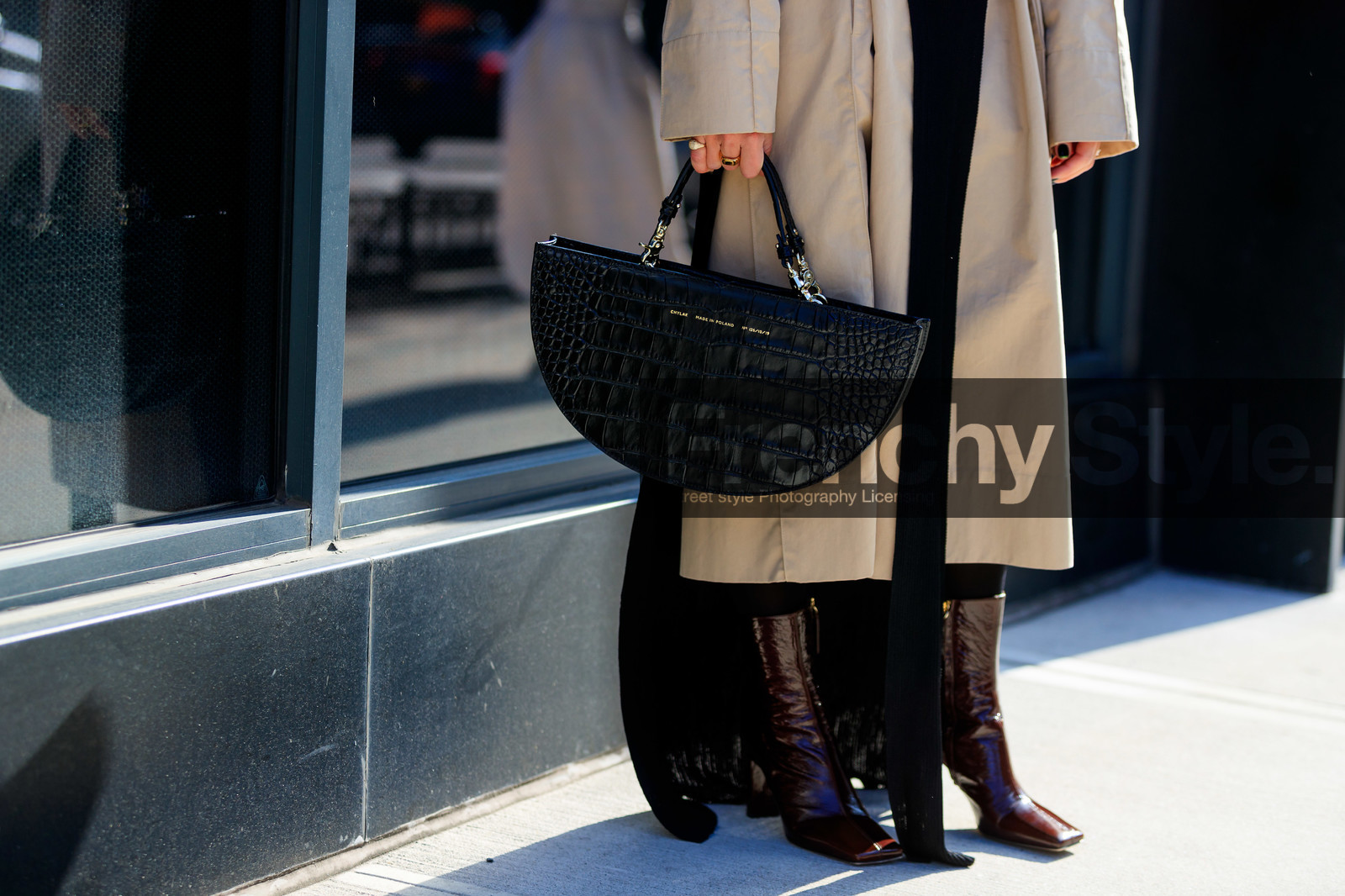 jen wonders, beige trench coat, black dress, black leather bag, round shape bag, hand bag, animal skin bag, burgundy leather boots, polish boots, low boots, high heels boots, fashion week, frenchystyle, FW, jonathan paciullo, street style, NYFW, NEW YORK, AUTUMN WINTER 2020-2021, FALL WINTER 2020-2021, FW 20-21, horizontal, atmosphere details, detail