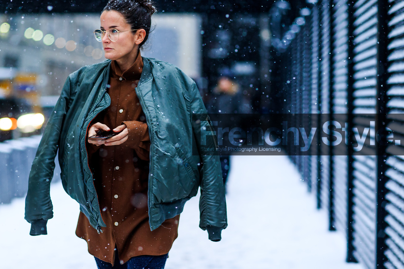 atmosphere details, AUTUMN WINTER 2016-2017, AW 16-17, bomber jacket, brown shirt, detail, fashion week, frenchystyle, FW, FW 16-17, horizontal, iphone, jonathan paciullo, kaki jacket, NEW YORK, NYFW, over the shoulder, street style, woman