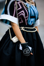 chanel gloves, black gloves, chanel, multicolor tshirt, chanel top, logo top, pearl head accesorie, white hat, chanel hat, pearl belt, chanel belt, logo belt, black skirt, mini bag, pearl belt bag, fashion week, frenchystyle, FW, jonathan paciullo, street style, PARIS, PFW, SPRING SUMMER 2022, SS 22, atmosphere details, detail, vertical