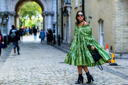 atmosphere details, black bag, black shoes, fashion week, frenchystyle, full length, FW, green dress, high heels, horizontal, jonathan paciullo, leather bag, leather shoes, LFW, LONDON, metallic dress, ruffles, shiny dress, SPRING SUMMER 2018, SS 18, street style, tina leung