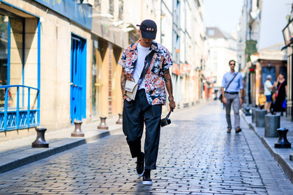 atmosphere details, black cap, black pants, black sneakers, camera, fashion week, frenchystyle, full length, FW, graphic shirt, horizontal, jonathan paciullo, leather bag, leather shoes, MENSWEAR, PARIS, PFW, printed shirt, SPRING SUMMER 2018, SS 18, street style, tattoos, trousers, white bag, white t shirt