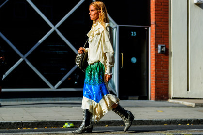 animal print, beige shirt, blanca miro scrimieri, blue skirt, graphic bag, graphic skirt, green bag, high heels, jw anderson, leather bag, leather shoes, printed bag, printed skirt, snake print, white blouse, fashion week, frenchystyle, FW, jonathan paciullo, street style, LFW, LONDON, SPRING SUMMER 2019, SS 19, atmosphere details, horizontal, full length