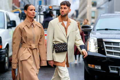 alice & j.s, alice barbier, JS roques, beige jacket, beige trench coat, light beige jacket, balloon sleeves, zipped parka, zipped jacket, zipped trenchcoat, orange shirt, white t-shirt, crossbody bag, louis vuitton bag, monogrammed bag, velvet bag, brown leather bag, multi earrings, golden earrings, dangling earrings, pearl earrings, round shape bag, hand bag, camel leather bag, belted jacket, belted parka, belted trench coat, fashion week, frenchystyle, FW, jonathan paciullo, street style, NYFW, NEW YORK, AUTUMN WINTER 2020-2021, FALL WINTER 2020-2021, FW 20-21, horizontal, atmosphere details, detail