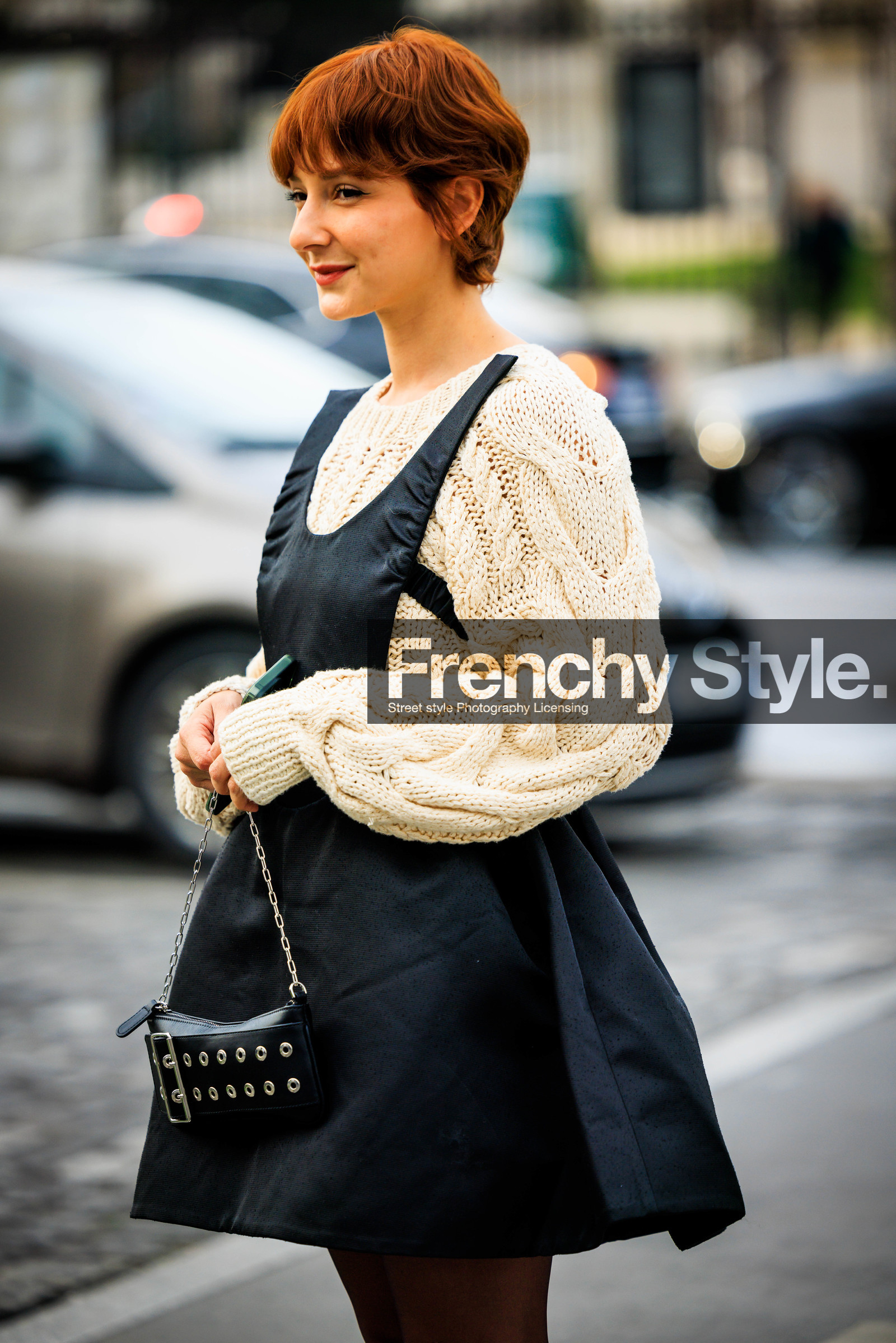 black dress, nylon dress, white jumper, knitted jumper, knitwear, black handbag, ginger hair, short hair, alyssa coscarelli, street style, jonathan paciullo, FW, frenchystyle, fashion week, AUTUMN WINTER 2022-2023, FALL WINTER 2022_2023, FW 22-23, PFW, PARIS, vertical, detail