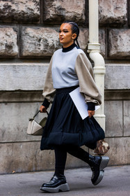 bag, ballon sleeves, beige sweater, black boots, black skirt, boots, green bag, khaki bag, leather bag, leather boots, loewe bag, loewe look, Oumayma Elboumeshouli, skirt, sweater, street style, jonathan paciullo, FW, frenchystyle, fashion week, PFW, PARIS, SPRING SUMMER 2022, SS 22, vertical, full length