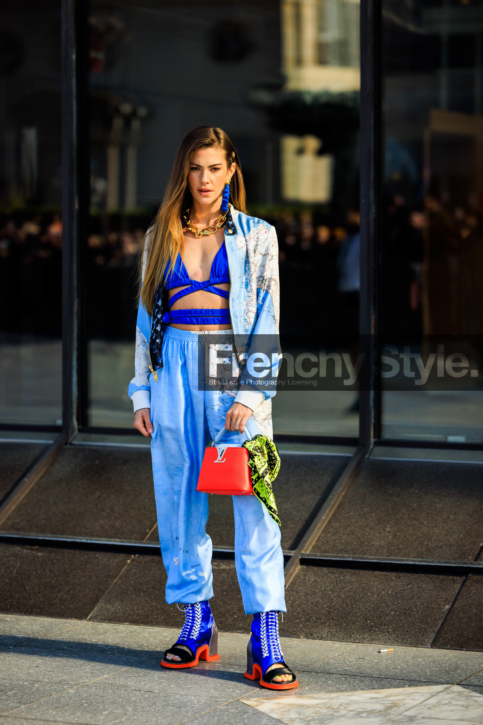 louis vuitton, printe jacket, pastel blue jacket, blue earrings, golden chain, golden necklaces, blue bra top, cut out top, printed trousers, louis vuitton shoes, pastel blue trousers, clara berry, street style, jonathan paciullo, FW, frenchystyle, fashion week, AUTUMN WINTER 2022-2023, FALL WINTER 2022_2023, FW 22-23, PFW, PARIS, full length, vertical